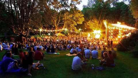Publikum bei einer Veranstaltung im Sommer an der Freilichtbühne Mülheim an der Ruhr
