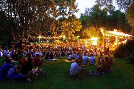 Publikum bei einer Veranstaltung im Sommer an der Freilichtbühne Mülheim an der Ruhr