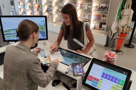 Besucherin wird von einer Mitarbeiterin der Mülheimer Touristinfo beraten