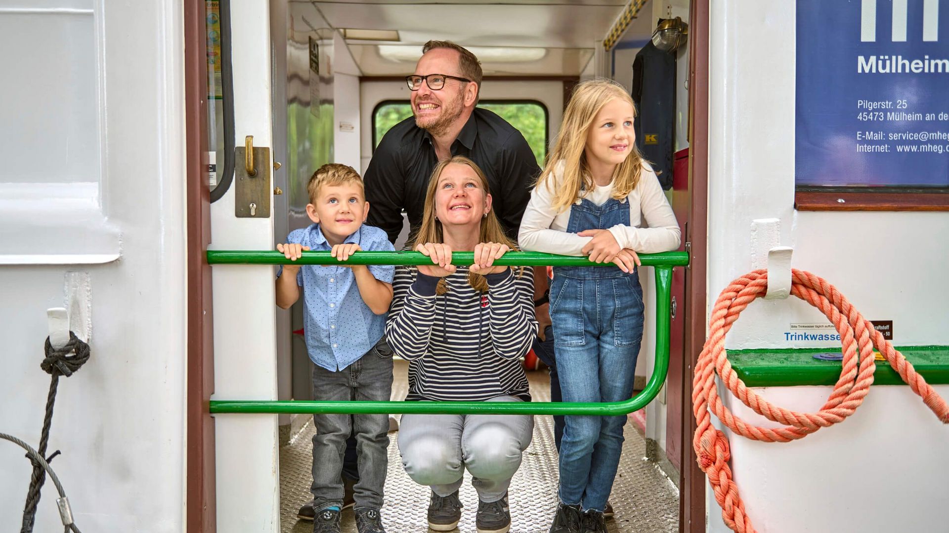 Familie an Bord der Weißen Flotte Mülheim