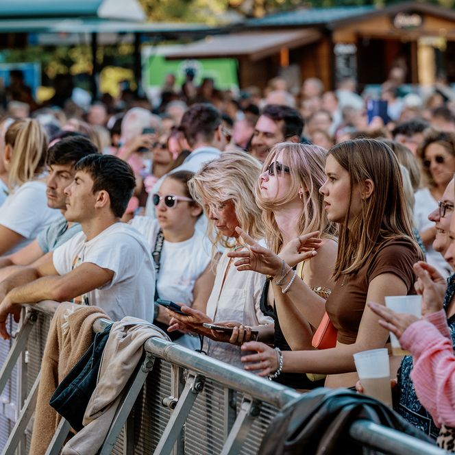 Zu sehen sind Aufnahmen vom Publikum beim MÜLHEIM SUMMER OPEN AIR 2026 im MüGa-Park.