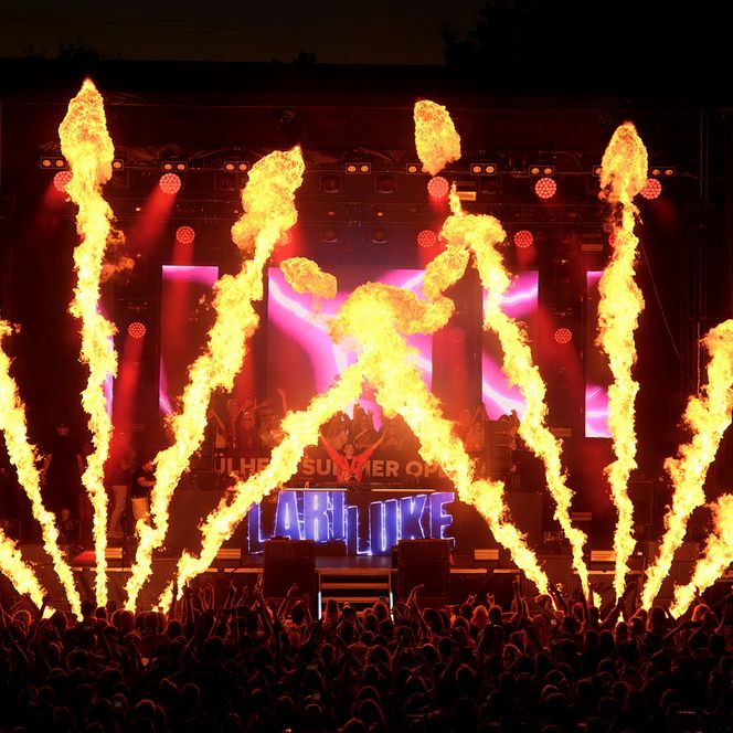 Zu sehen sind Aufnahmen vom MÜLHEIM SUMMER OPEN AIR 2026 im MüGa-Park mit DJ LARI LUKE.