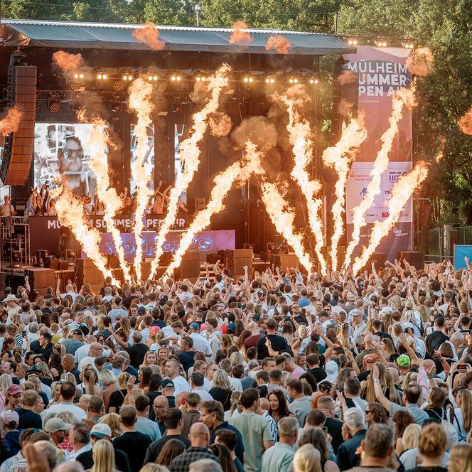 Zu sehen sind Aufnahmen vom MÜLHEIM SUMMER OPEN AIR 2026 im MüGa-Park mit DJ YouNotUs.