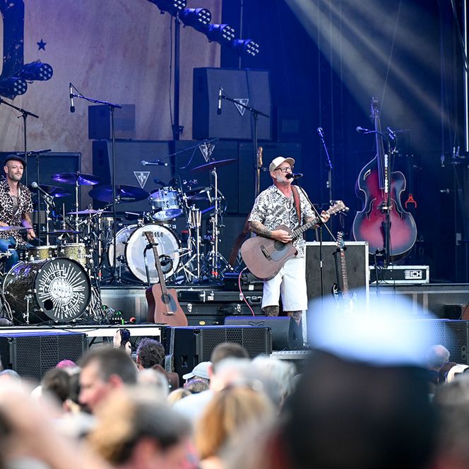 Zu sehen sind Aufnahmen vom MÜLHEIM SUMMER OPEN AIR 2026 im MüGa-Park mit der Band Rebel Tell.