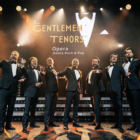The Gentleman Tenors auf einer beleuchteten Bühne