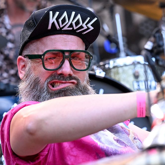 Zu sehen sind Aufnahmen vom MÜLHEIM SUMMER OPEN AIR 2026 im MüGa-Park mit der Band Rebel Tell.