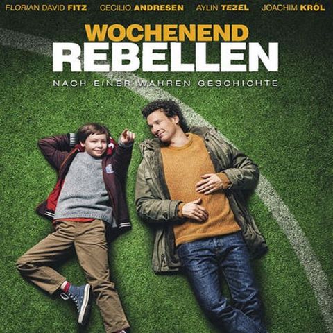 Plakat zum Film „Wochenendrebellen” im Open-Air-Kino am Ringlokschuppen.