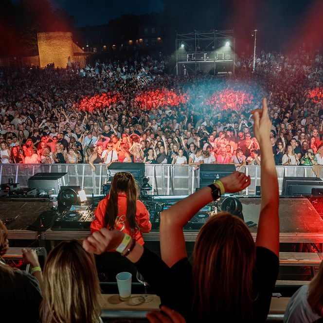 Zu sehen sind Aufnahmen vom MÜLHEIM SUMMER OPEN AIR 2026 im MüGa-Park mit DJ LARI LUKE.