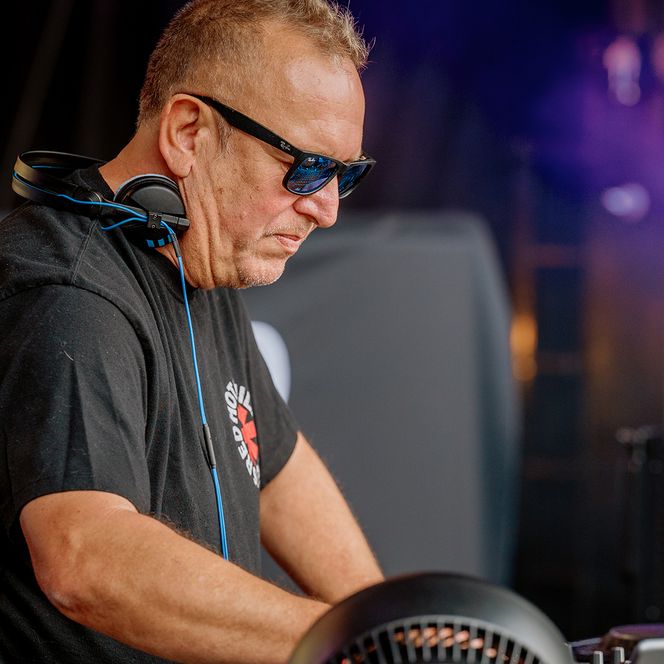 Zu sehen sind Aufnahmen vom MÜLHEIM SUMMER OPEN AIR 2026 im MüGa-Park mit DJ Frank „Zappel” Klemans.