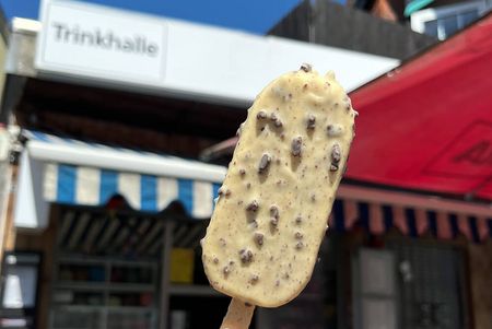 Eis im Sommer an einer Trinkhalle auf Etappe 7 des neanderlandSTEIGs (Mülheim Mintard)
