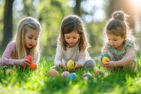 Kinder mit Ostereiern im Frühling auf einer Wiese